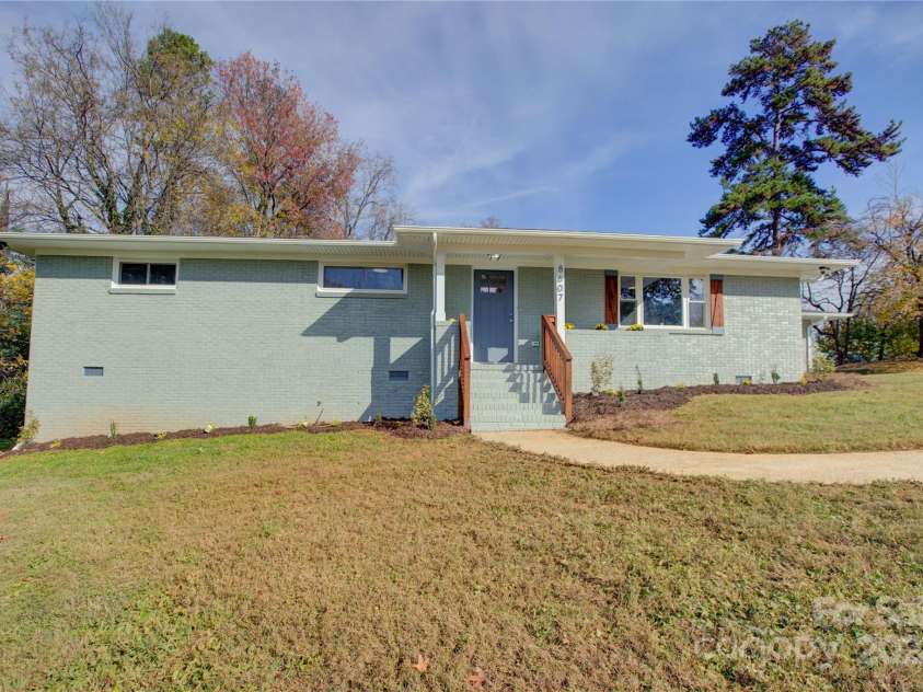 8607 Larchmont Circle, Charlotte, NC 28214.  MLS# CAR4265782, YatesRealty ID 27126. 