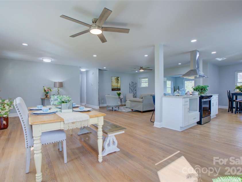 8607 Larchmont Circle, Charlotte, NC 28214.  MLS# CAR4265782, YatesRealty ID 27126. 