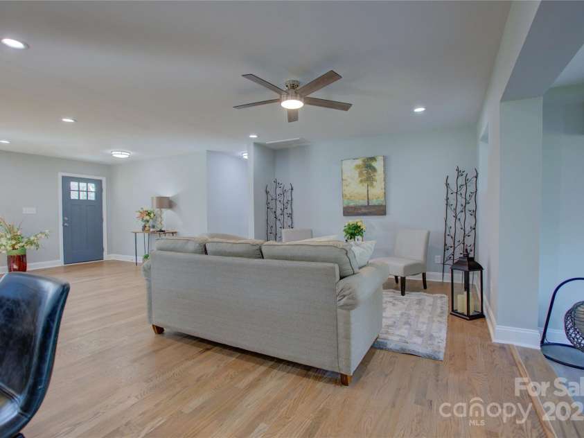 8607 Larchmont Circle, Charlotte, NC 28214.  MLS# CAR4265782, YatesRealty ID 27126. 