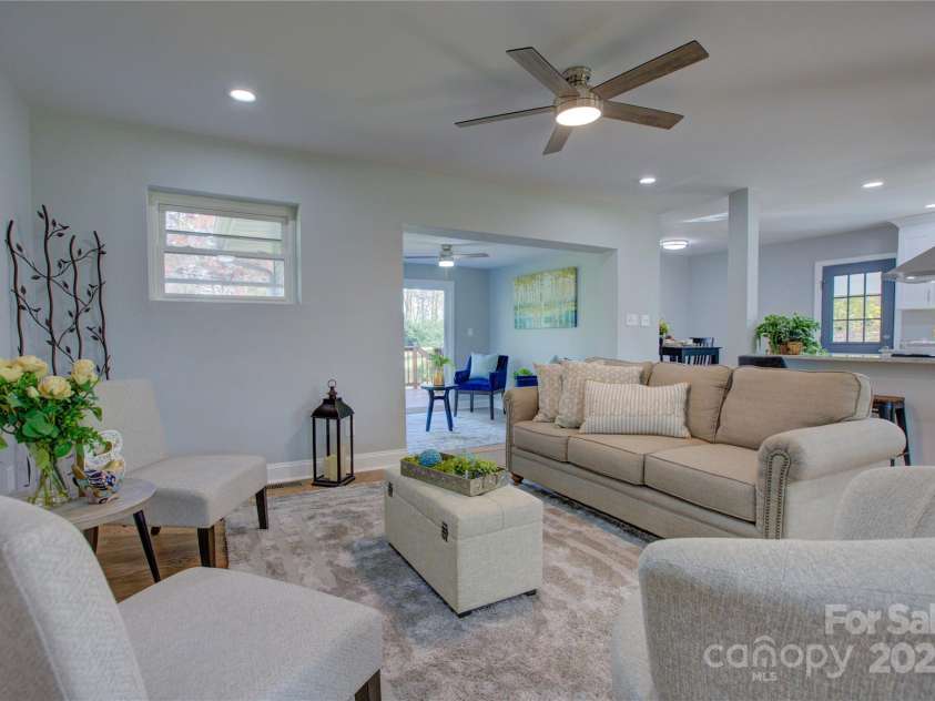 8607 Larchmont Circle, Charlotte, NC 28214.  MLS# CAR4265782, YatesRealty ID 27126. 