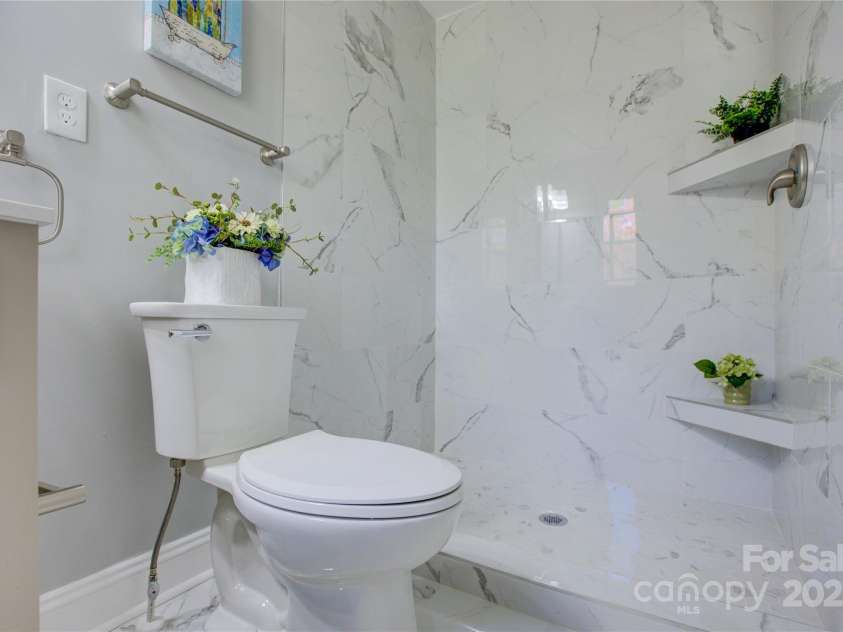 8607 Larchmont Circle, Charlotte, NC 28214.  MLS# CAR4265782, YatesRealty ID 27126. 