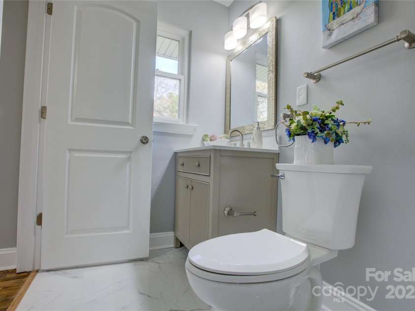 8607 Larchmont Circle, Charlotte, NC 28214.  MLS# CAR4265782, YatesRealty ID 27126. 