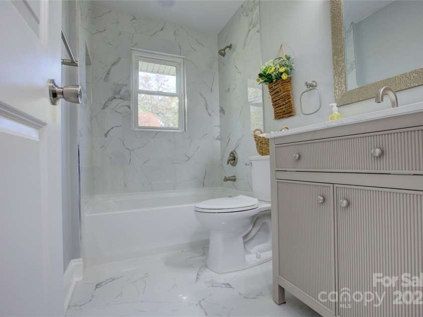 8607 Larchmont Circle, Charlotte, NC 28214.  MLS# CAR4265782, YatesRealty ID 27126. 