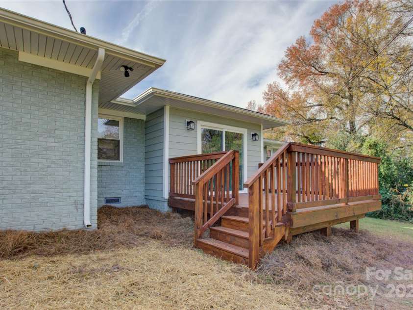 8607 Larchmont Circle, Charlotte, NC 28214.  MLS# CAR4265782, YatesRealty ID 27126. 