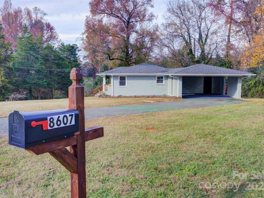 8607 Larchmont Circle, Charlotte, NC 28214.  MLS# CAR4265782, YatesRealty ID 27126. 