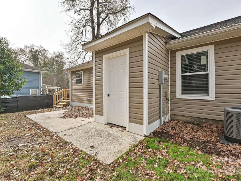 3133 Amay James Avenue, Charlotte, NC 28208.  MLS# CAR4321740, YatesRealty ID 27128. 