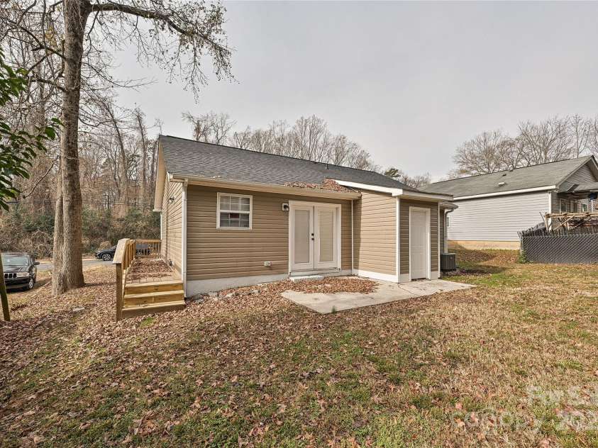 3133 Amay James Avenue, Charlotte, NC 28208.  MLS# CAR4321740, YatesRealty ID 27128. 