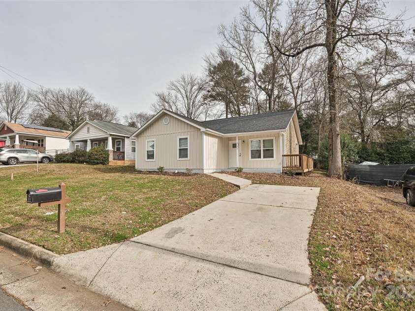 3133 Amay James Avenue, Charlotte, NC 28208.  MLS# CAR4321740, YatesRealty ID 27128. 