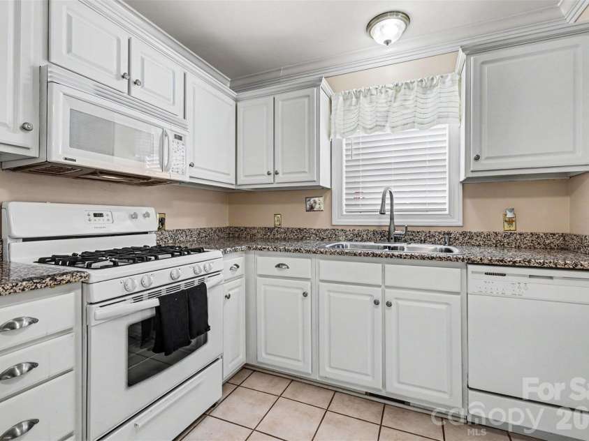 809 Robertson Road, Rock Hill, SC 29730.  MLS# CAR4383556, YatesRealty ID 27129. 