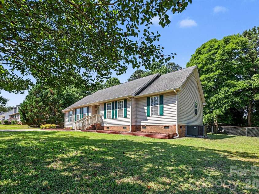 809 Robertson Road, Rock Hill, SC 29730.  MLS# CAR4383556, YatesRealty ID 27129. 