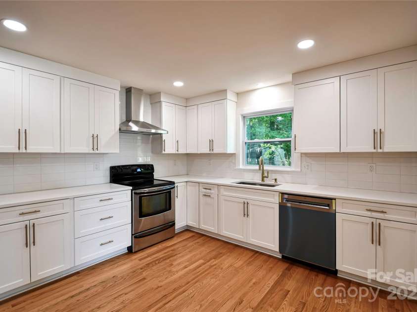 1513 Greenview Place, Charlotte, NC 28208.  MLS# CAR4272147, YatesRealty ID 27130. 