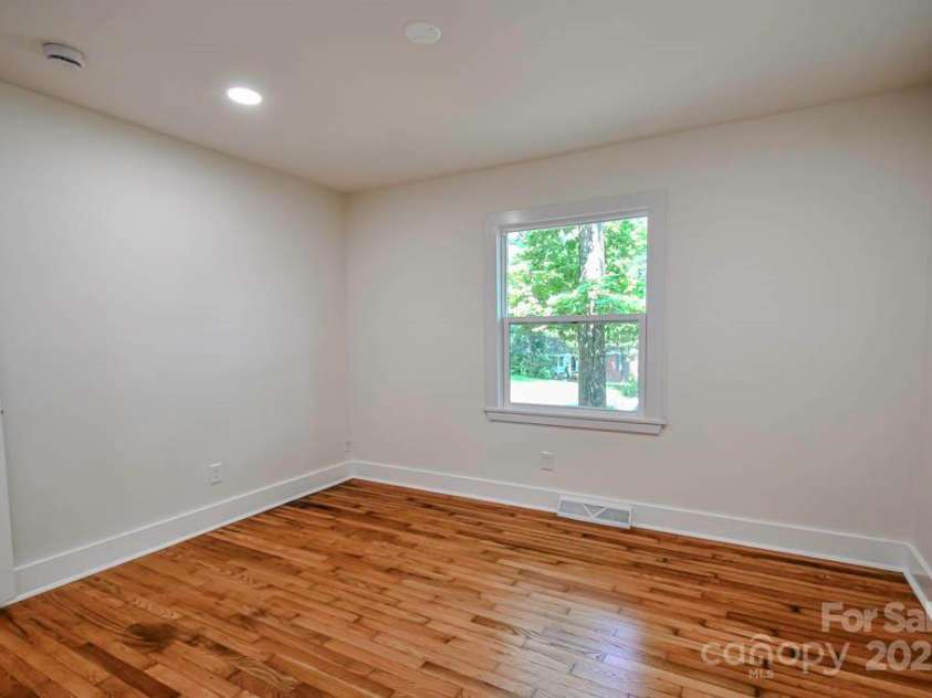 1513 Greenview Place, Charlotte, NC 28208.  MLS# CAR4328630, YatesRealty ID 27130. 