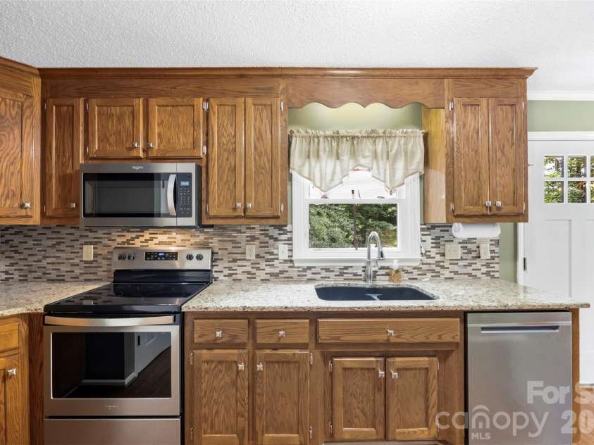 111 Bridgeport Lane, Gastonia, NC 28056.  MLS# CAR4387866, YatesRealty ID 27131. 