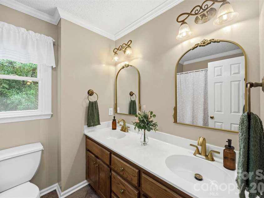 111 Bridgeport Lane, Gastonia, NC 28056.  MLS# CAR4387866, YatesRealty ID 27131. Primary Bath