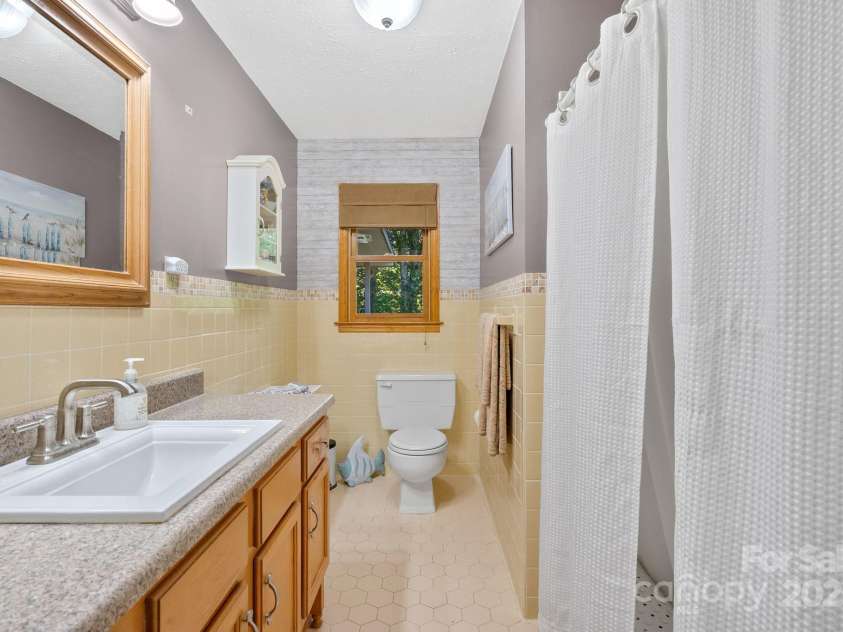 33 & 34 Grandview Court, Asheville, NC 28806.  MLS# CAR4277242, YatesRealty ID 27132. Full Bath w/ Vintage Tile - 33 Grandview