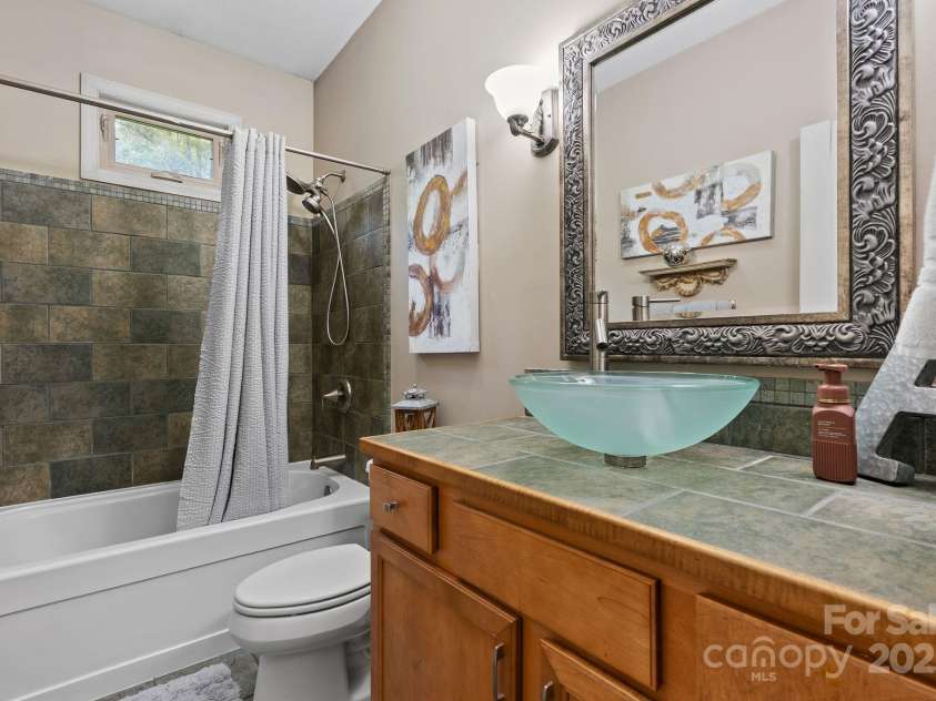 33 & 34 Grandview Court, Asheville, NC 28806.  MLS# CAR4277242, YatesRealty ID 27132. Full Hall Bath - 34 Grandview