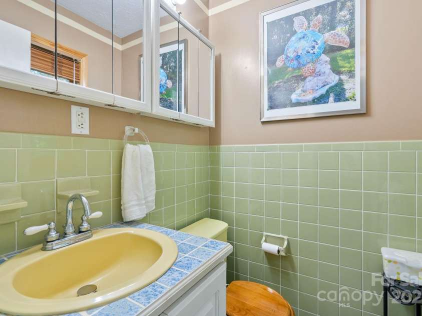 33 & 34 Grandview Court, Asheville, NC 28806.  MLS# CAR4277242, YatesRealty ID 27132. Half Bath - 33 Grandview