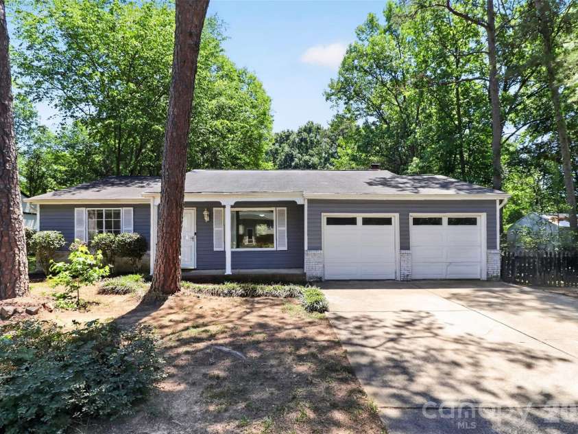 5112 Split Oak Drive, Charlotte, NC 28227.  MLS# CAR4383159, YatesRealty ID 27133. 