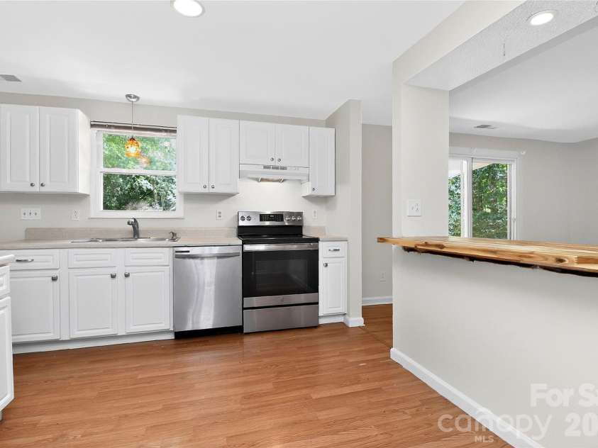 5112 Split Oak Drive, Charlotte, NC 28227.  MLS# CAR4383159, YatesRealty ID 27133. 