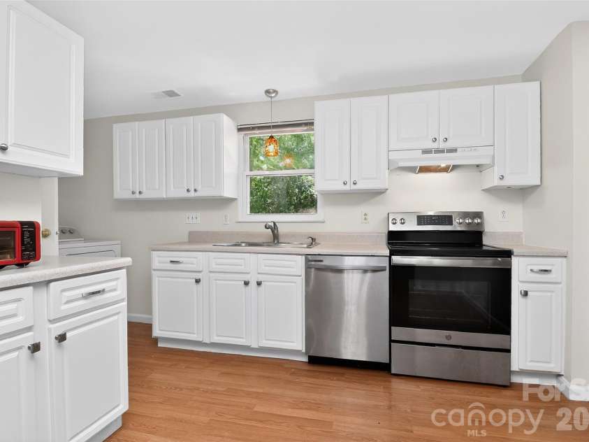 5112 Split Oak Drive, Charlotte, NC 28227.  MLS# CAR4383159, YatesRealty ID 27133. 