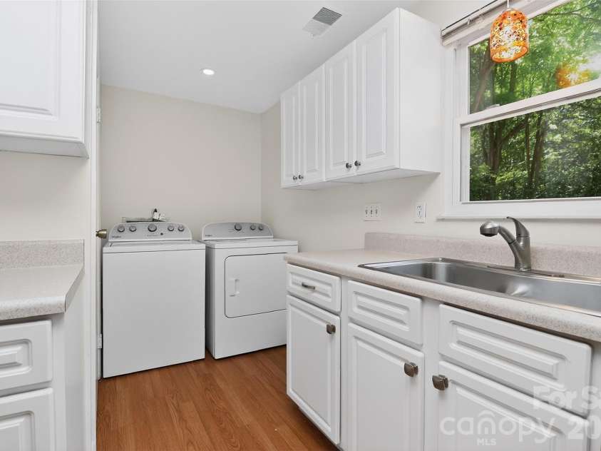 5112 Split Oak Drive, Charlotte, NC 28227.  MLS# CAR4383159, YatesRealty ID 27133. 