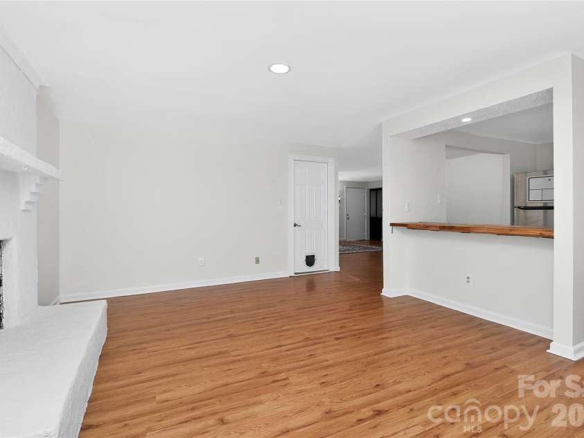 5112 Split Oak Drive, Charlotte, NC 28227.  MLS# CAR4383159, YatesRealty ID 27133. 