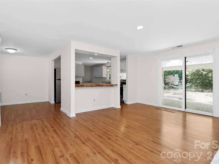 5112 Split Oak Drive, Charlotte, NC 28227.  MLS# CAR4383159, YatesRealty ID 27133. 