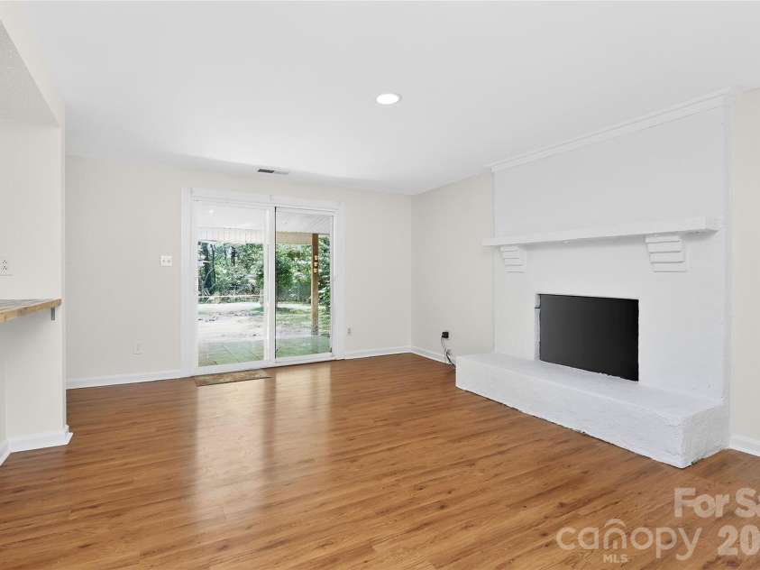 5112 Split Oak Drive, Charlotte, NC 28227.  MLS# CAR4383159, YatesRealty ID 27133. 