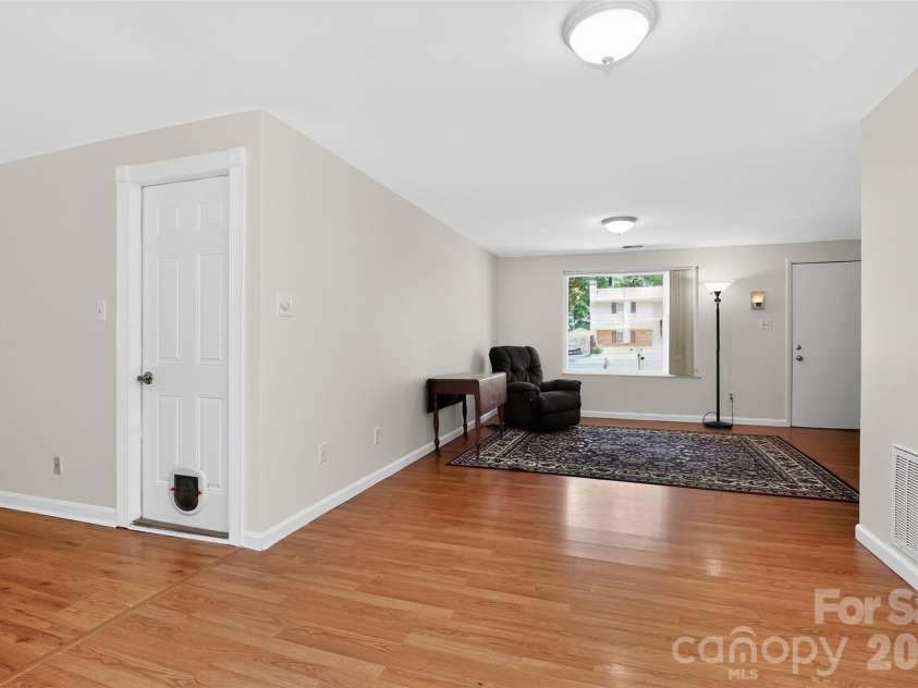 5112 Split Oak Drive, Charlotte, NC 28227.  MLS# CAR4383159, YatesRealty ID 27133. 