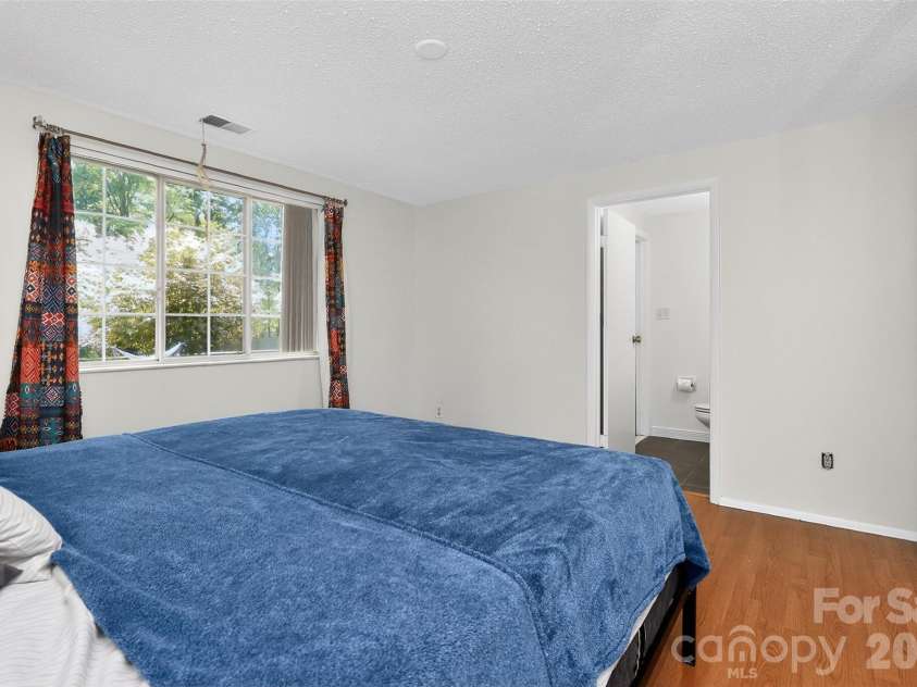 5112 Split Oak Drive, Charlotte, NC 28227.  MLS# CAR4383159, YatesRealty ID 27133. 
