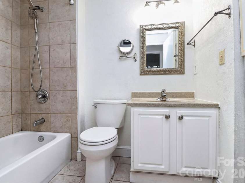 5112 Split Oak Drive, Charlotte, NC 28227.  MLS# CAR4383159, YatesRealty ID 27133. 