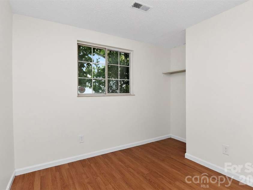 5112 Split Oak Drive, Charlotte, NC 28227.  MLS# CAR4383159, YatesRealty ID 27133. 