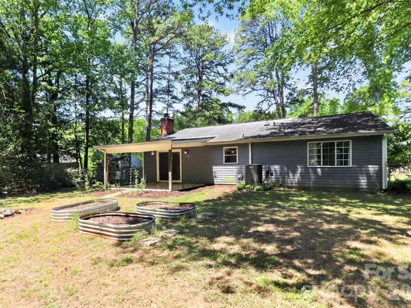 5112 Split Oak Drive, Charlotte, NC 28227.  MLS# CAR4383159, YatesRealty ID 27133. 