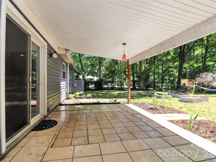 5112 Split Oak Drive, Charlotte, NC 28227.  MLS# CAR4383159, YatesRealty ID 27133. 