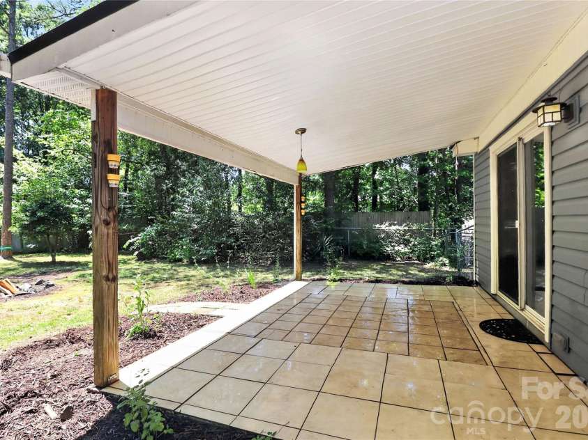 5112 Split Oak Drive, Charlotte, NC 28227.  MLS# CAR4383159, YatesRealty ID 27133. 