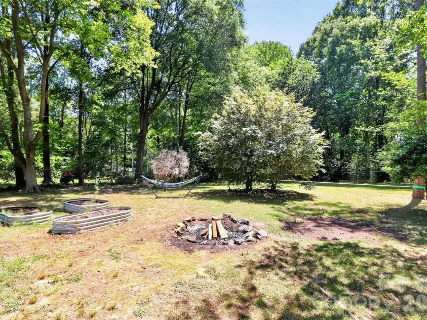 5112 Split Oak Drive, Charlotte, NC 28227.  MLS# CAR4383159, YatesRealty ID 27133. 