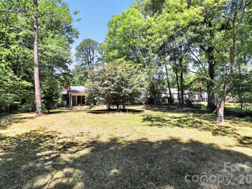 5112 Split Oak Drive, Charlotte, NC 28227.  MLS# CAR4383159, YatesRealty ID 27133. 
