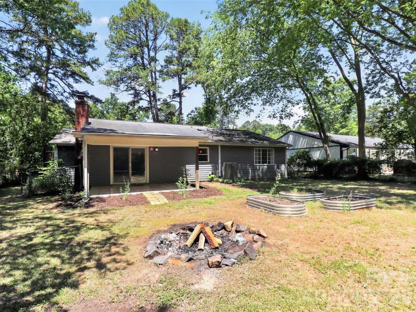 5112 Split Oak Drive, Charlotte, NC 28227.  MLS# CAR4383159, YatesRealty ID 27133. 