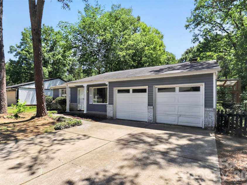 5112 Split Oak Drive, Charlotte, NC 28227.  MLS# CAR4383159, YatesRealty ID 27133. 