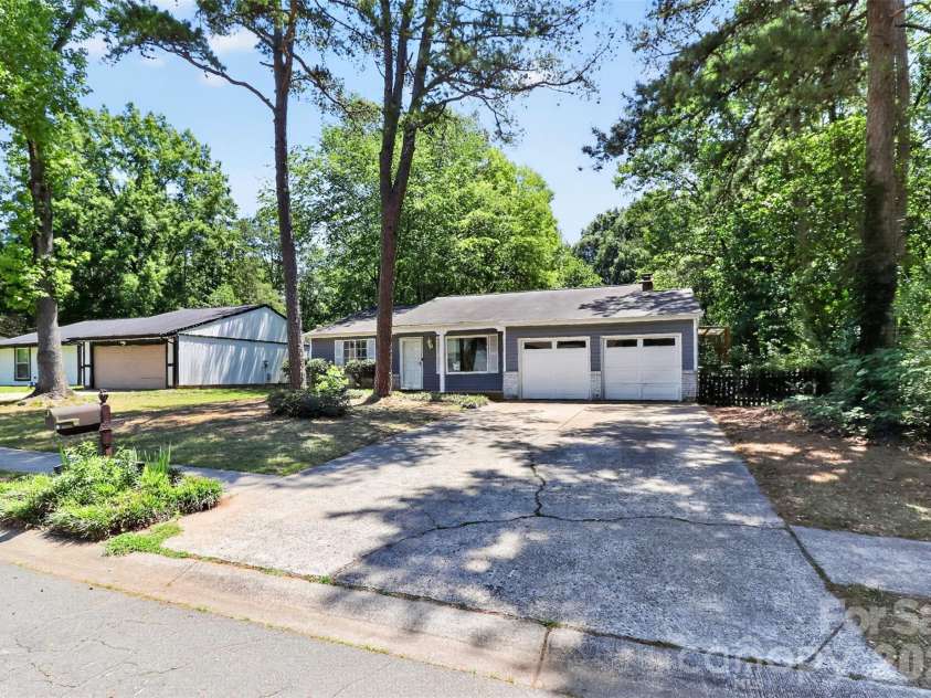 5112 Split Oak Drive, Charlotte, NC 28227.  MLS# CAR4383159, YatesRealty ID 27133. 