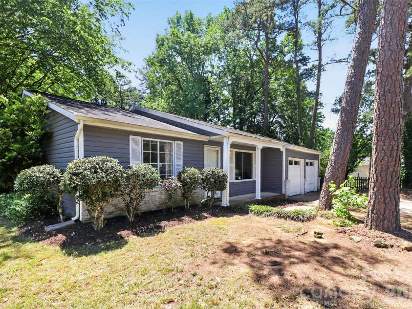 5112 Split Oak Drive, Charlotte, NC 28227.  MLS# CAR4383159, YatesRealty ID 27133. 