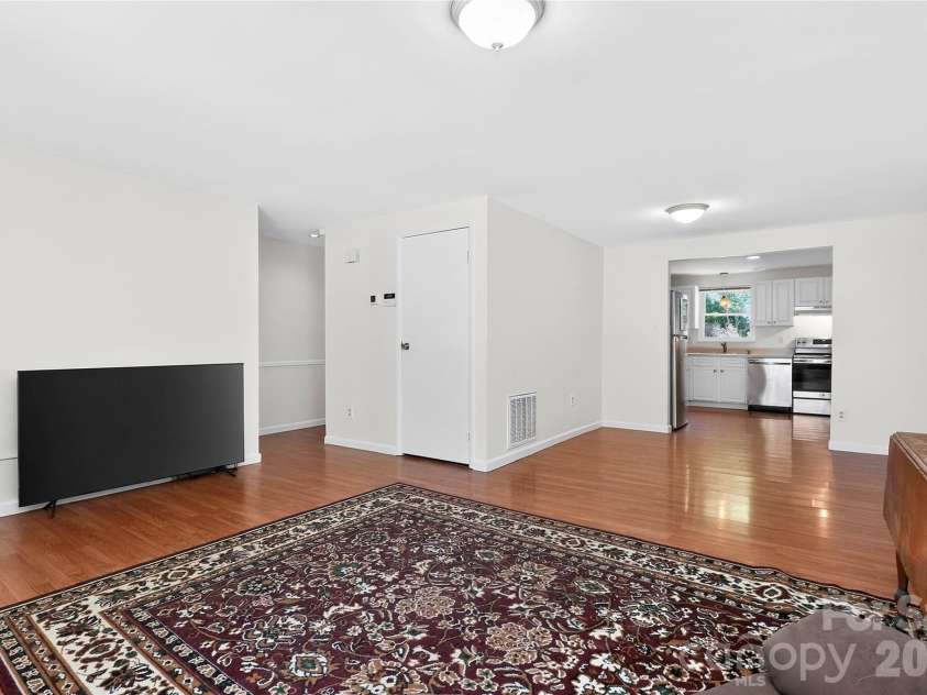 5112 Split Oak Drive, Charlotte, NC 28227.  MLS# CAR4383159, YatesRealty ID 27133. Dining room leads to kitchen