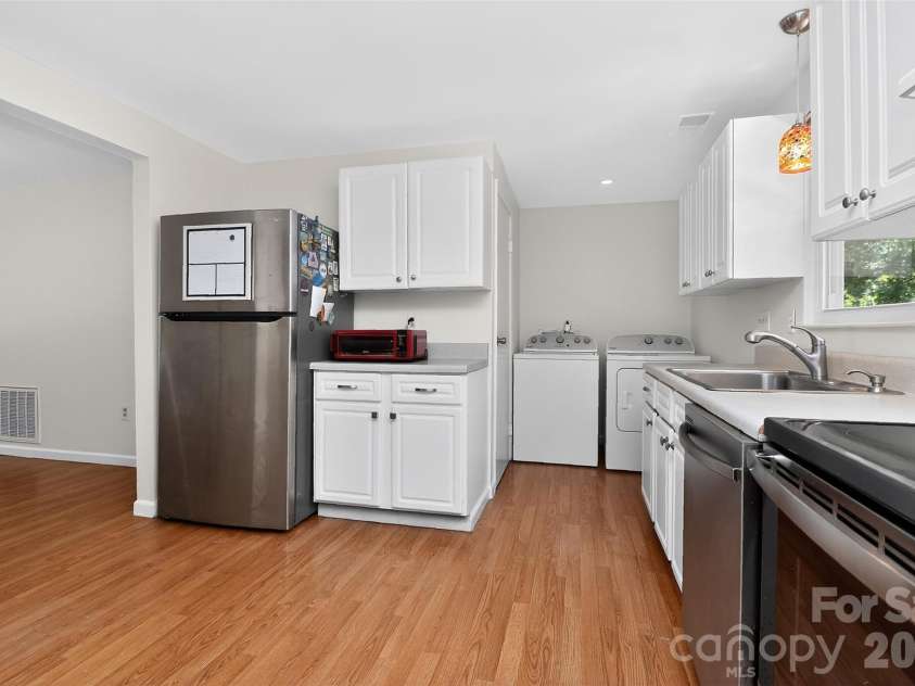5112 Split Oak Drive, Charlotte, NC 28227.  MLS# CAR4383159, YatesRealty ID 27133. Kitchen with Washer and Dryer nook