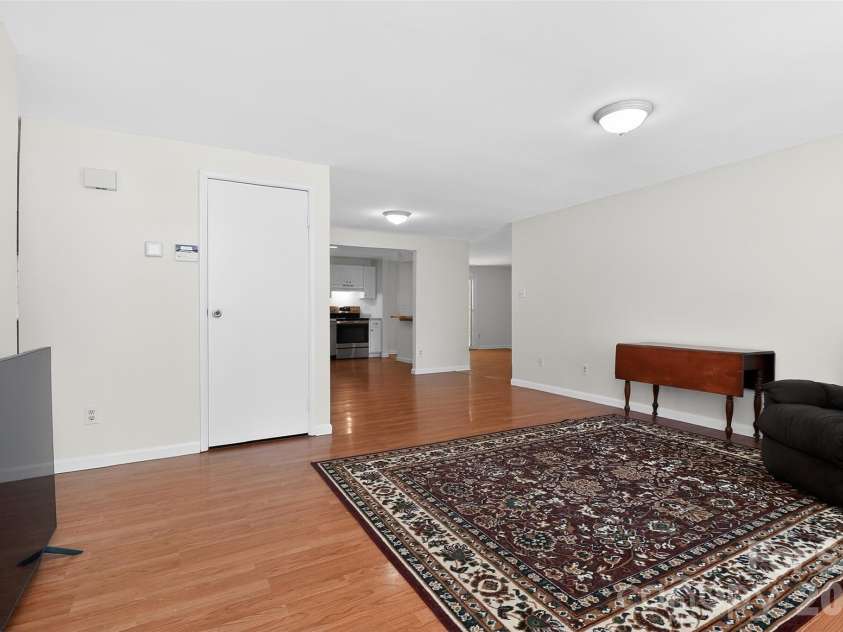 5112 Split Oak Drive, Charlotte, NC 28227.  MLS# CAR4383159, YatesRealty ID 27133. Large Great room that leads to dining room
