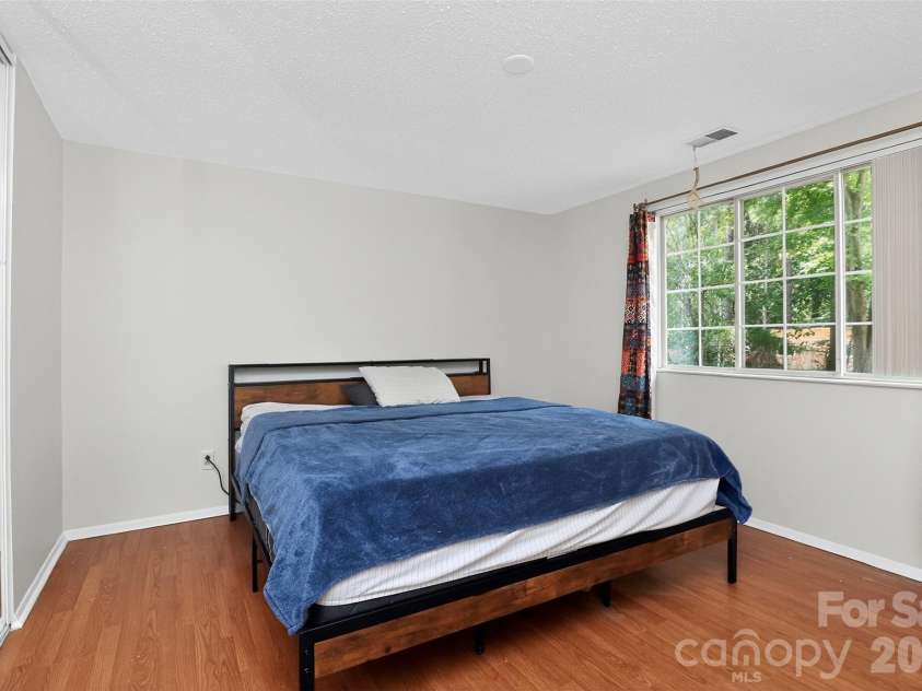 5112 Split Oak Drive, Charlotte, NC 28227.  MLS# CAR4383159, YatesRealty ID 27133. Primary Room with a large window to let in the light
