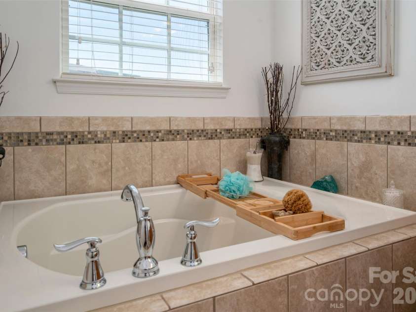 20114 Lamp Lighters Way, Cornelius, NC 28031.  MLS# CAR4380618, YatesRealty ID 27135. Garden Tub