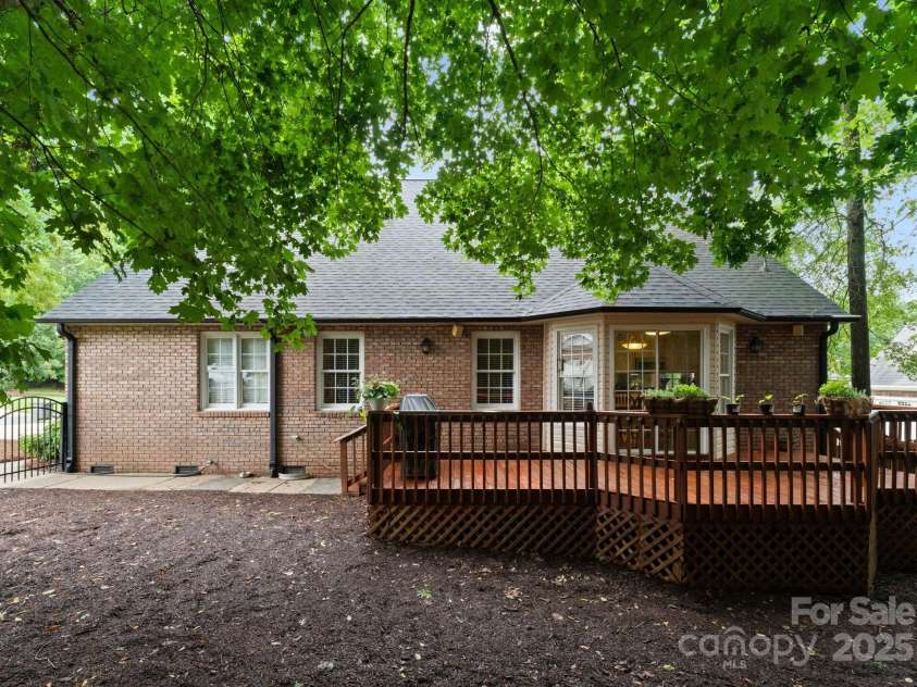901 Brighton Drive, Kannapolis, NC 28081.  MLS# CAR4264454, YatesRealty ID 27140. 