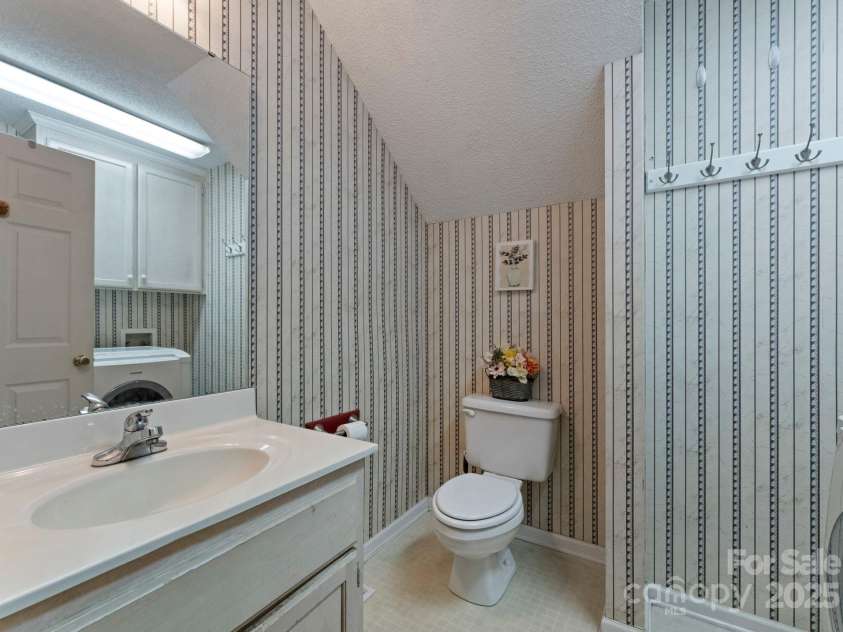 901 Brighton Drive, Kannapolis, NC 28081.  MLS# CAR4264454, YatesRealty ID 27140. 