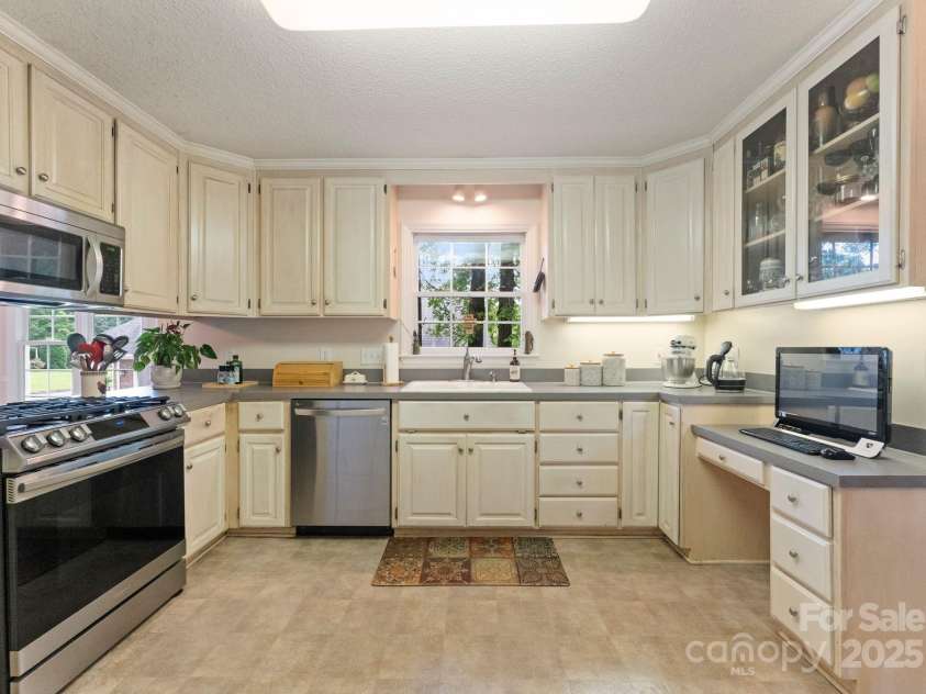 901 Brighton Drive, Kannapolis, NC 28081.  MLS# CAR4264454, YatesRealty ID 27140. 