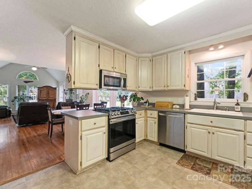 901 Brighton Drive, Kannapolis, NC 28081.  MLS# CAR4264454, YatesRealty ID 27140. 